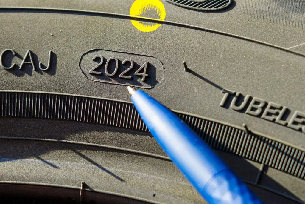 Side view of tire with designation that specify week and year of tire production, week and year of manufactured date